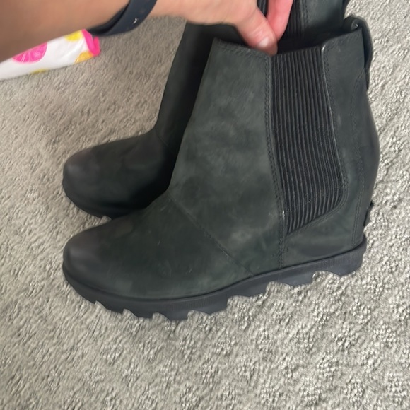 Sorel distressed waterproof style black booties - Picture 4 of 4